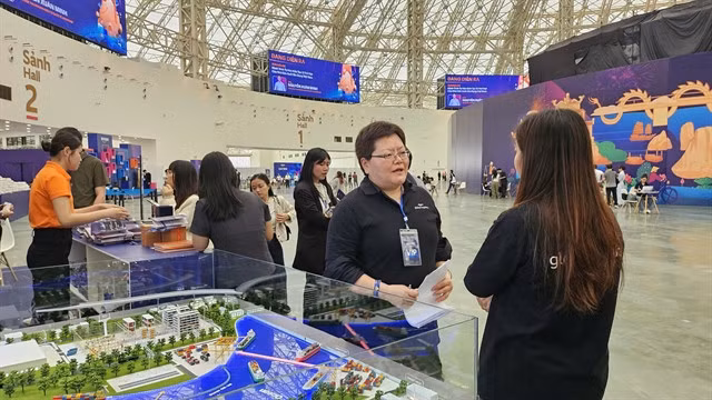 People visit a booth at the Amazon Global Selling's Annual Conference 2025. — VNS Photo Ly Ly Cao