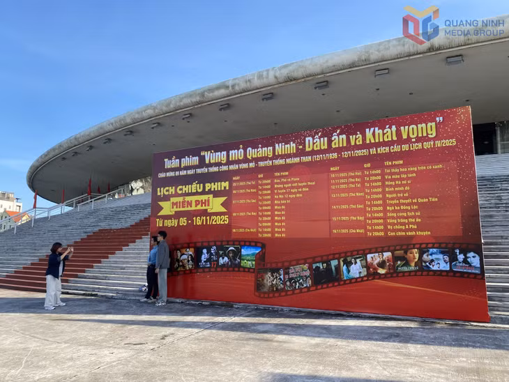 Pano lịch chiếu phim đặt trước Cung quy hoạch, hội chợ, triển lãm tỉnh giúp khán giả dễ dàng theo dõi.