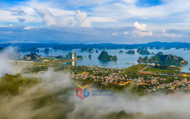Sương sớm đầu đông phủ mờ trên những triền núi, tạo nên khung cảnh huyền ảo giữa trung tâm đặc khu kinh tế Vân Đồn.
