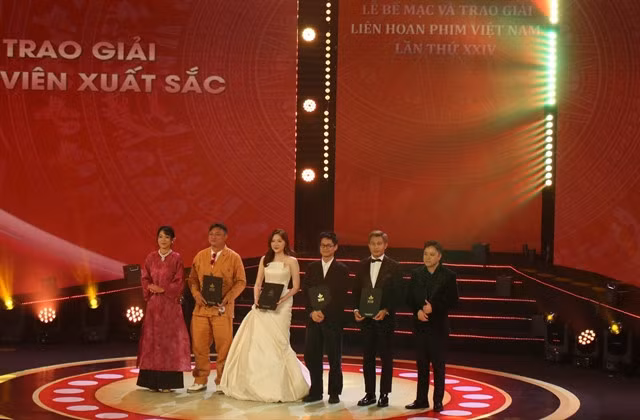 TOP ACTORS - Phương Anh Đào (C) and Bảo Định (second from right) receive awards for Best Leading Actress and Best Supporting Actor. — VNA/VNS Photo Thu Hương