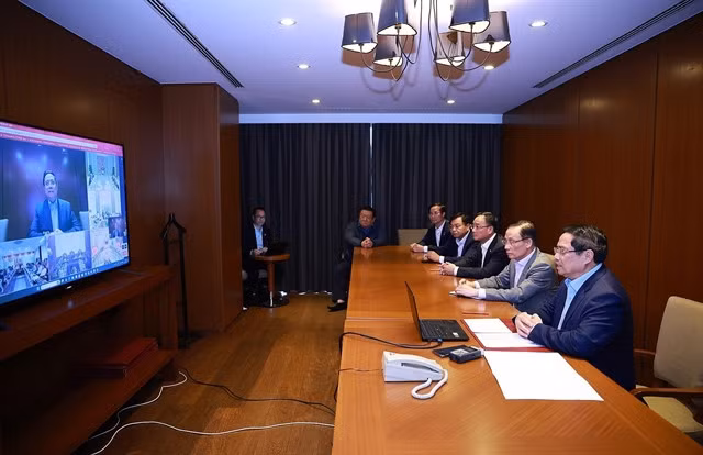 Prime Minister Phạm Minh Chính chairs an emergency online meeting with representatives of ministries, agencies and localities on urgent measures to respond to heavy rains, floods, and other natural disasters in several central provinces on Thursday. — VNA/VNS Photo Dương Giang