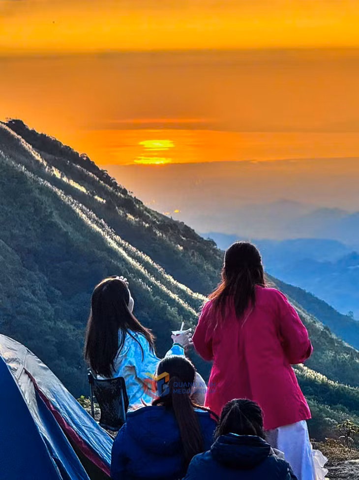 Nơi thiên nhiên, ánh sáng và con người hòa quyện làm một – Khoảnh khắc hoàn hảo khi thiên nhiên và cảm xúc con người gặp nhau trong mùa lau trắng.
