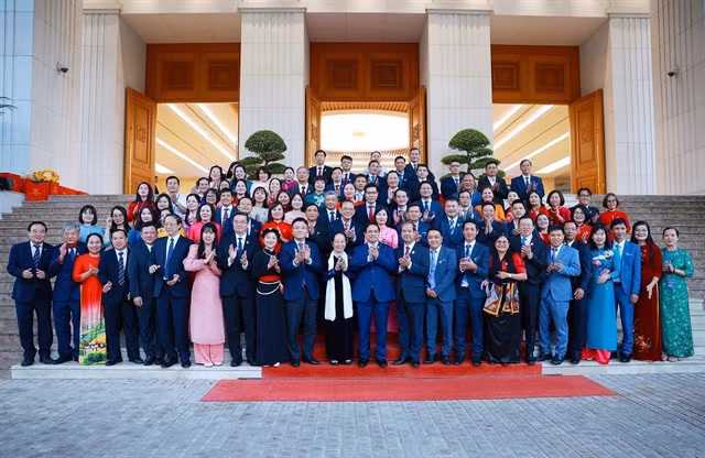 Prime Minister Phạm Minh Chính and outstanding education administrators, lecturers and teachers nationwide. — VNA/VNS Photo Dương Giang