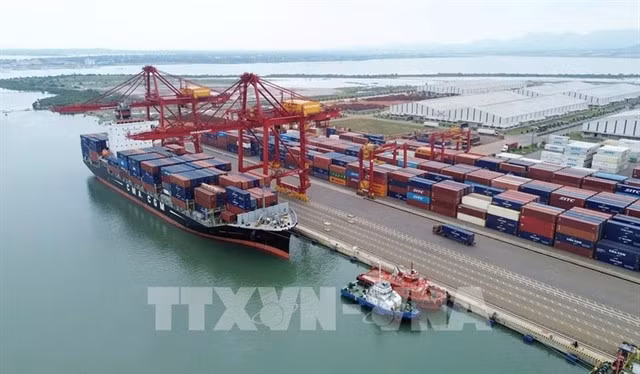 A partner ship receives containers at Berth No. 2 of Chu Lai International Port. - VNA/VNS Photo