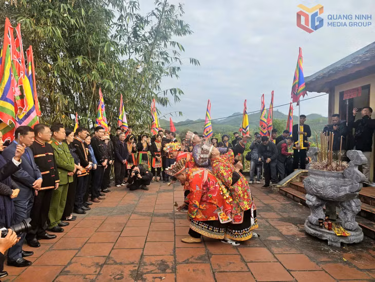 Các thầy mo làm lễ trước sân miếu.