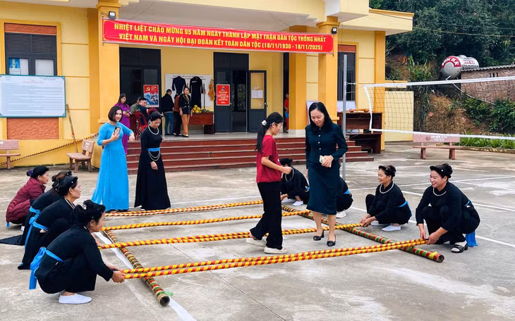 The lively and cheerful Xoe Hoa dances created a warm atmosphere, strengthening the bonds between officials and the local community.