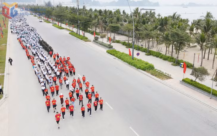 cán bộ, chiến sĩ lực lượng vũ trang, đại diện các đoàn thể, công chức, đoàn viên, thanh niên, học sinh, nhân dân và du khách.