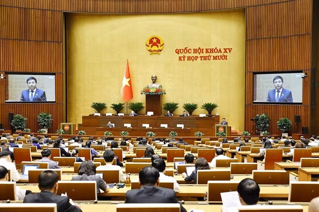 Minister of Finance Nguyễn Văn Thắng presents a report on the amended draft Law on National Reserves. — VNA/VNS Photo Doãn Tấn