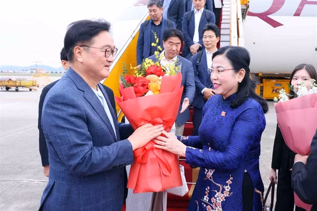 Nguyễn Thanh Hải (right), Director of the National Assembly’s Committee on Science, Technology and Environment, presents flowers to RoK's National Assembly Speaker Woo Won Shik as the Korean delegation arrives at Nội Bài Airport on Thursday. — VNA/VNS Photo