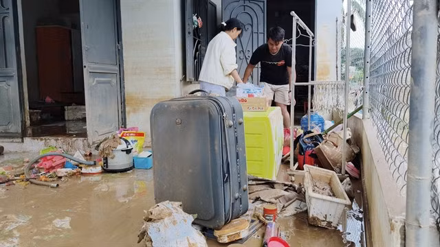 House cleanup after severe floods in Khánh Hòa Province. — VNA/VNS Photo