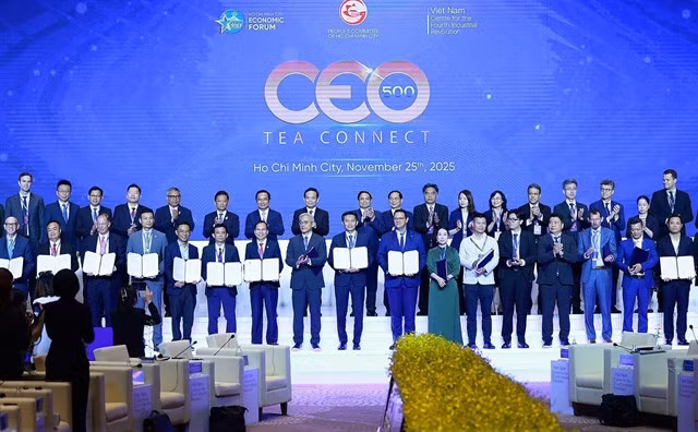 Prime Minister Phạm Minh Chính and officials witness the presentation of investment cooperation agreements between businesses and localities at the event. — VNA/VNS Photo