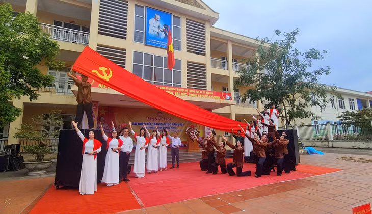 Local residents across the province prepared, staged, and performed lively singing and dancing acts, many of which were elaborately produced and grand in scale, creating a vibrant and festive atmosphere for the celebration.