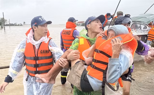 A senior citizen is rescued from a flooded area of Hòa Thịnh Commune, Đắk Lắk Province. — VNA/VNS Photo Tường Quân