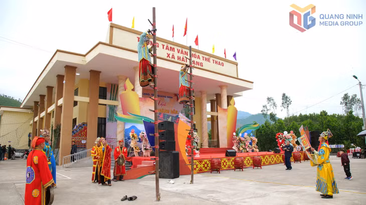 The ritual of knife-climbing performed by the shamans of Hai Lang commune