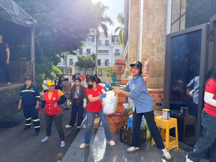 Những gói hàng không chỉ là nhu yếu phẩm thiết yếu mà còn chứa đầy tình cảm của nhân dân Quảng Ninh.