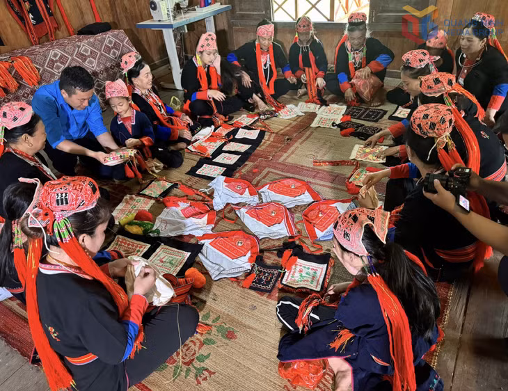 Young people learning traditional embroidery techniques from Dao Thanh Y artisans (Quang La commune).
