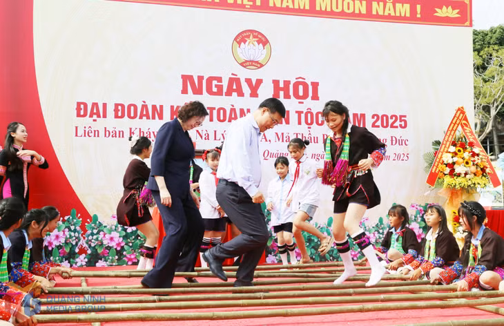 Not only did they cheer, but the leaders also actively joined in the lively festival atmosphere of the National Great Solidarity Day. In the photo: Vice Chairperson of the National Assembly Vu Hong Thanh participates in the bamboo pole dance with residents of Quang Duc Commune.