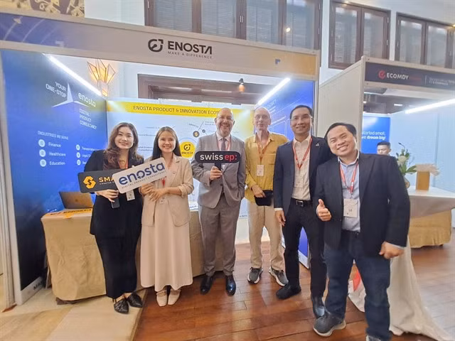 Participants check-in an innovation and technology pavilion at the Swiss–Viet Economic Forum (SVEF) in Đà Nẵng. The city has called for supports and investment from Swiss partners in buiding an International Finance Centre in Đà Nẵng. — VNS Photo Công Thành