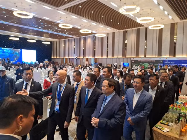 Prime Minister Phạm Minh Chính and officials of the ministry of trade and industry visit an exhibition at the Việt Nam Logistics Forum in Đà Nẵng City. VNS Photo Công Thành