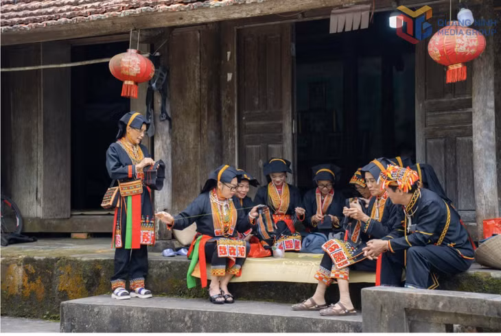 Traditional hand embroidery activities of the Dao Thanh Phan Ethnic Culture Preservation Club (Quang La commune).