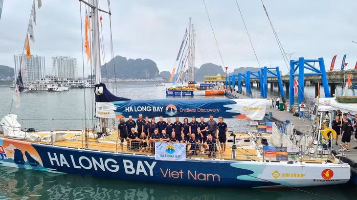 The "Halong Bay, Vietnam" sailing team poses for a group photo in Halong Bay, Quang Ninh Province - PHOTO: VNA