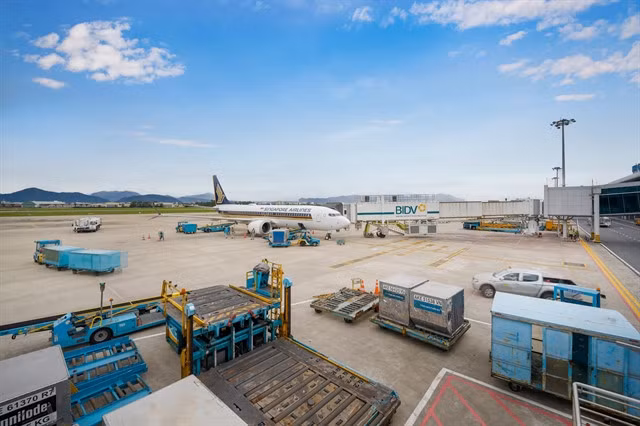 Cargo is loaded at Đà Nẵng Airport's International Terminal. The airport was designed to handle 28 million passengers and 200,000 tonnes of cargo by 2030. Photo courtesy of AHT