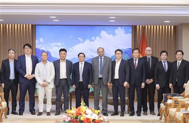 Prime Minister Phạm Minh Chính welcomes Karthik Rammohan, Group Vice President of Global Operations at Lam Research, and representatives of the Seojin Company of the Republic of Korea. — VNA/VNS Photo Dương Giang