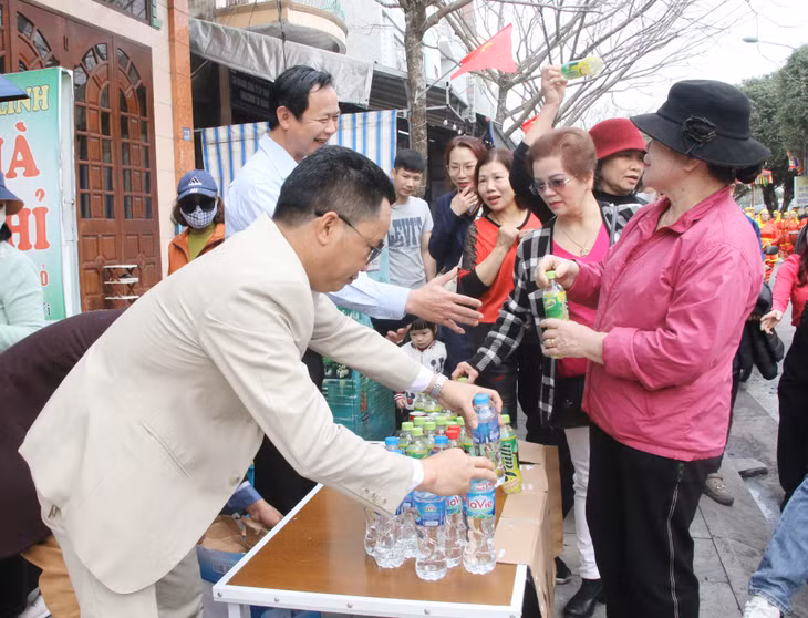 Local people held ceremonies in their families and neighborhoods to commemorate the merits, life and career of Monsignor Hung Nhuong Vuong Tran Quoc Tang and generals of the Tran Dynasty.