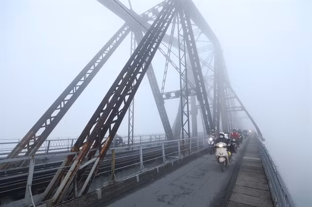 Hà Nội was covered in thick smog dramatically reducing visibility in the early days of February 2024. — VNA/VNS Photo