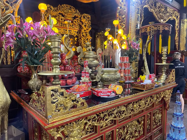 Image: Ornate carvings at Duc Ong Tran Quoc Nghien Temple