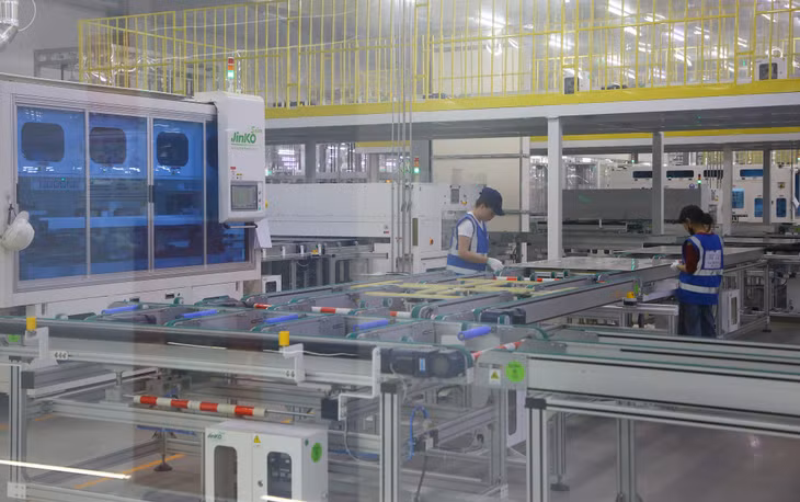 The production line at the Solar Vietnam Industrial Company in Quang Yen town's Song Khoai Industrial Park.