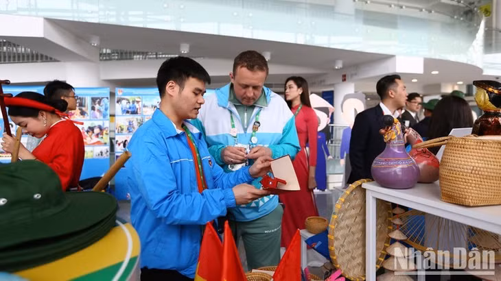 Vietnamese handicraft products introduced to visitors at the exhibition.