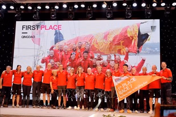 Quang Ninh promotes tourism, awards Clipper Race teams hinh anh 1