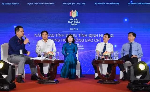Journalists and experts at one of the discussions at the National Press Forum in HCM City last weekend. — VNA/VNS Photo