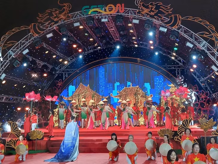 A performance in the "Get on Hanoi 2024" event.