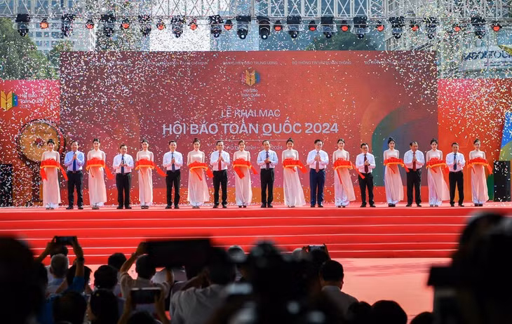 Delegates cut a ribbon to open the festival (Photo: NDO)