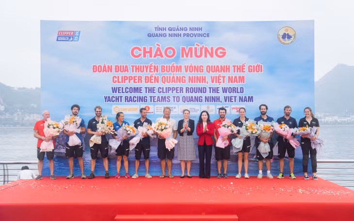 Image: Skippers on stage receiving their ceremonial flowers from Nadine Harris, Partnerships and Events Manager, and Madam Hanh Vice Chairwoman of Quang Ninh People’s Committee