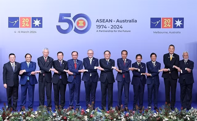 Prime Minster Phạm Minh Chính, other head delegates and ASEAN Secretary General Kao Kim Houm pose for a photo at the welcome ceremony for heads of delegations to the ASEAN-Australia Special Summit. — VNA/VNS Photo Dương Giang