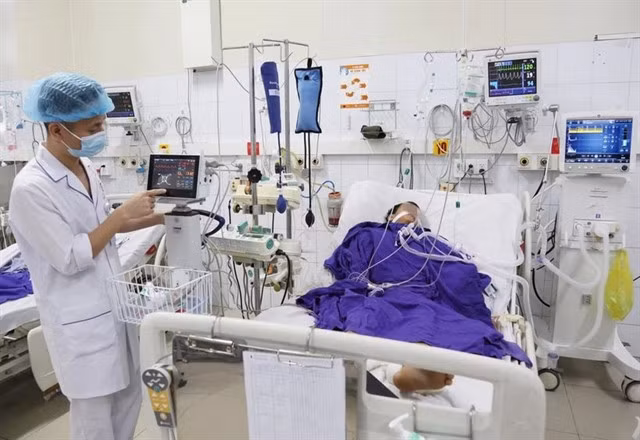 A medical worker takes care of a patient at the Quảng Ninh General Hospital. — Photo courtesy of the hospital