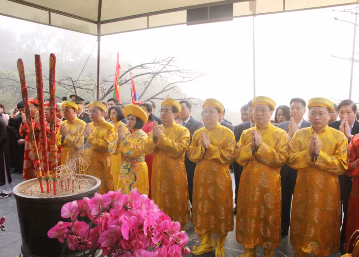 Cam Pha authorities offer incense to Duc Ong