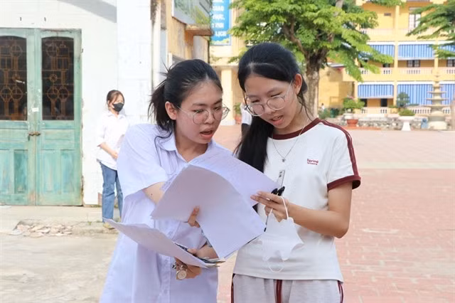 Students in Hải Dương discussing and cross-checking their results in the Mathematics test. VNA/VNS Photo