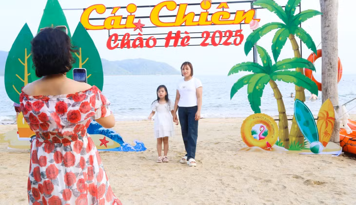 Tourists took check-in photos at Dau Rong beach.