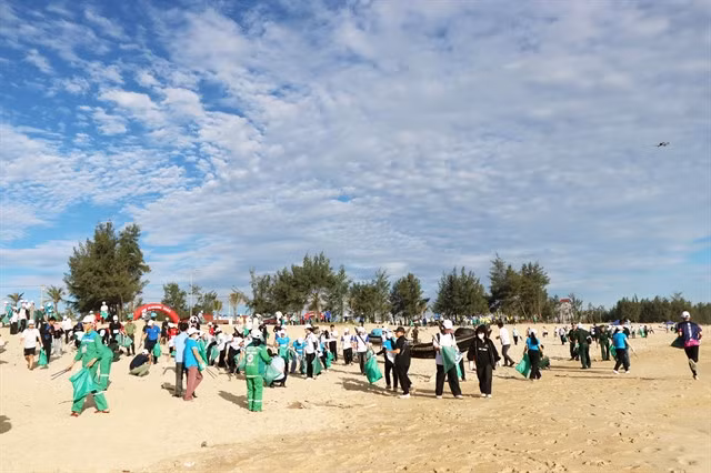 Nearly 1,000 people participated in the "Huế Plogging 2025" trash collection event for World Environment Day. - VNA/VNS Photo Mai Trang