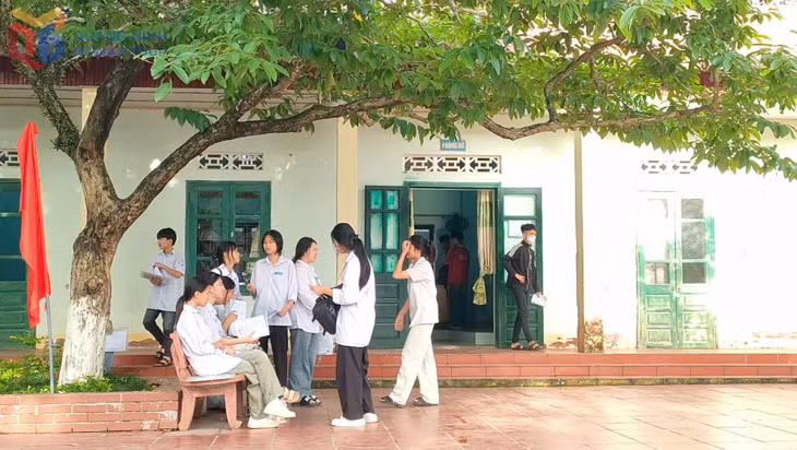 Candidates at the Hai Dong Secondary and High School exam site (Tien Yen district).