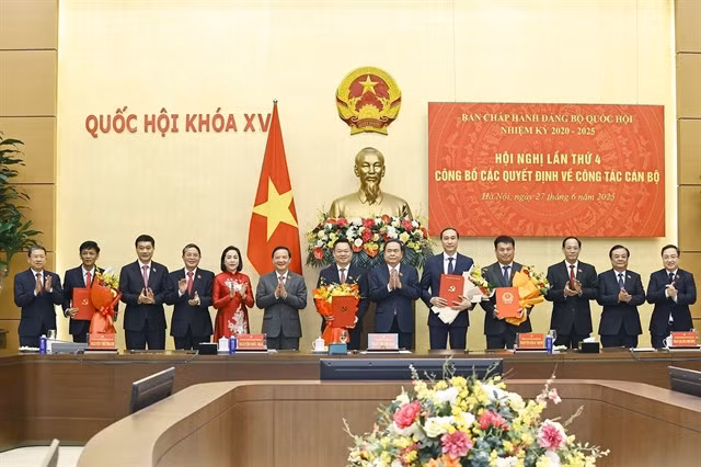 National Assembly Chairman Trần Thanh Mẫn congratulates the appointed officials on their new positions. — VNA/VNS Photo Doãn Tấn