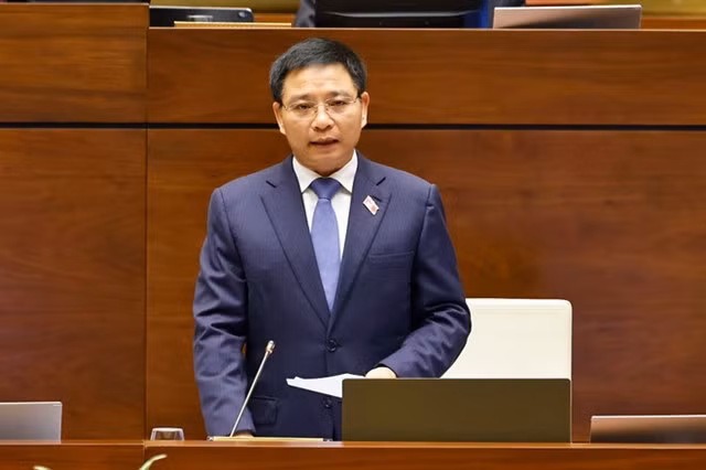 Finance Minister Nguyễn Văn Thắng speaks at the Q&amp;A session during the National Assembly’s 9th meeting. VNA/VNS Photo