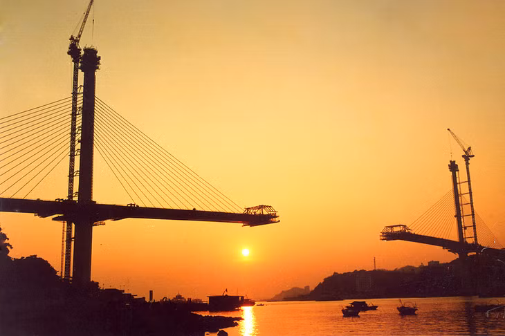 The photo "The construction of Bai Chay bridge' was taken by photographer Do Khanh in 2004.