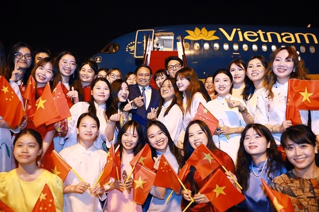 Prime Minister Phạm Minh Chính left Shanghai on Thursday night, concluding his visit to China. VNA/VNS Photo