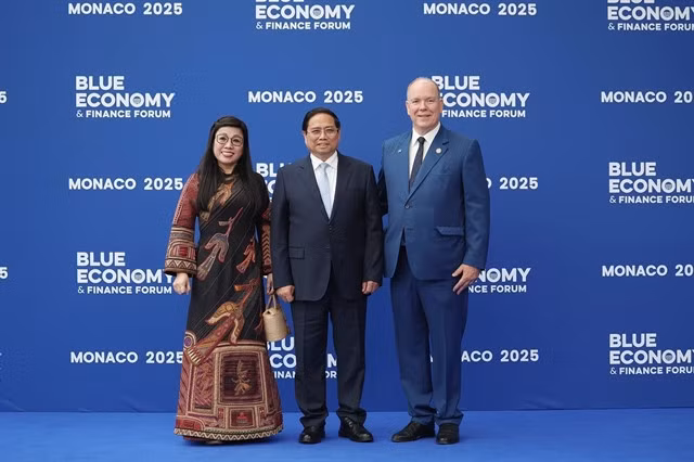 Prince Albert II of Monaco presided over the welcoming ceremony on Sunday for Prime Minister Phạm Minh Chính, his wife Lê Thị Bích Trân, as well as heads of delegations attending the Blue Economy and Finance Forum at Monaco's Forum Grimaldi, kickstarting the 3rd United Nations Ocean Conference (UNOC 3) in France. — VNA/VNS Photo Dương Giang