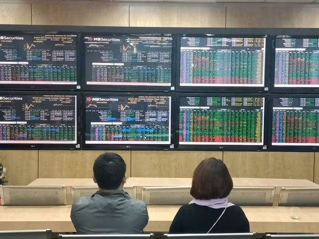 Investors monitor stock market movements at MB Securities Company. — Photo Bnews.vn